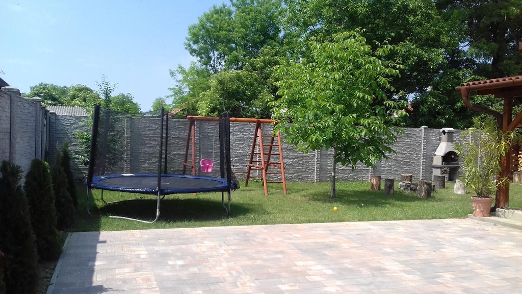 Eszter apartmanház Hajdúszoboszló Exterior foto
