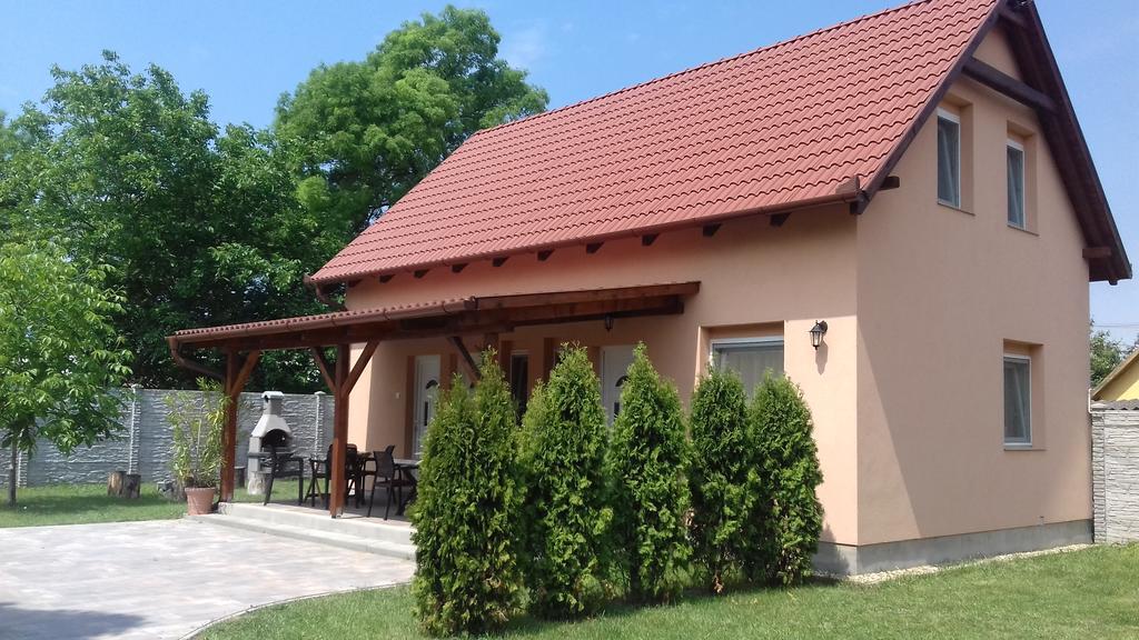 Eszter apartmanház Hajdúszoboszló Exterior foto